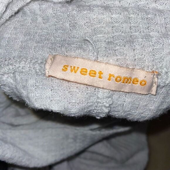 Sweet Romeo grey turtleneck ribbed top | Sz M - Picture 4 of 5